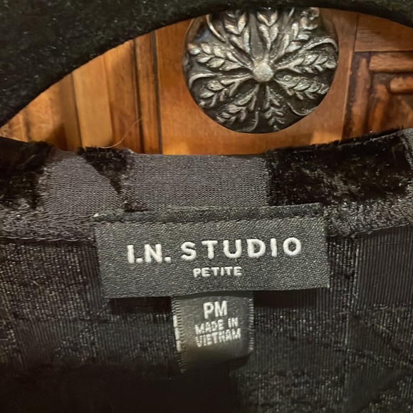 I.N. Studio Petite Medium , velvety polyester design on fabric. - Picture 2 of 9